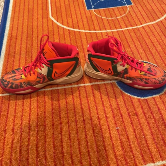Kyrie Irving Infinity Basketball shoes. - Picture 3 of 6